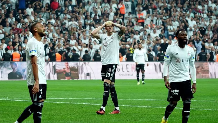 Beşiktaş dünyaları kaçırdı, 3 puanı Başakşehir kaptı!