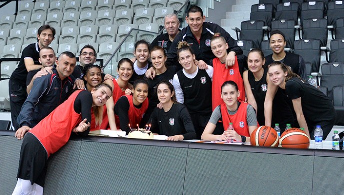 Beşiktaşlı basketbolcuya doğum günü sürprizi
