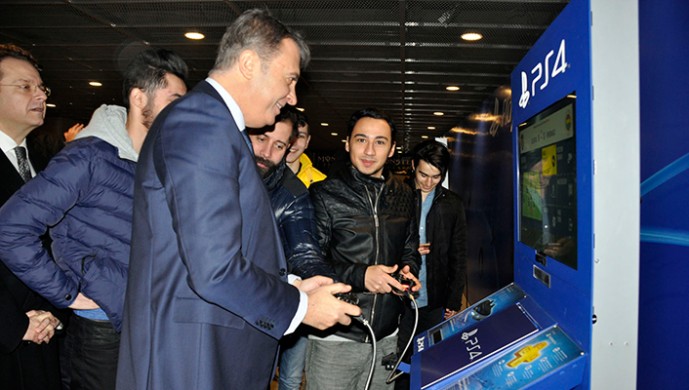 Fikret Orman gençlerle Playstation'da buluştu