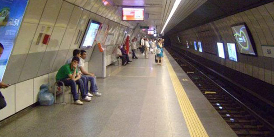 G.Saray taraftarı meşale yakınca metro kapatıldı