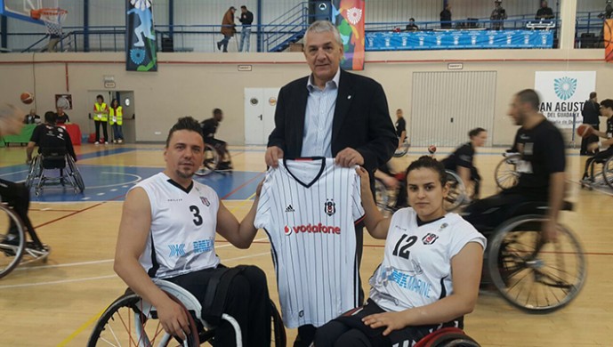 Büyükelçimiz, Beşiktaş'ı ziyaret etti