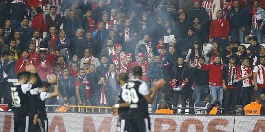 Antalya seyircisi, Beşiktaşlı futbolculara yabancı madde fırlattı
