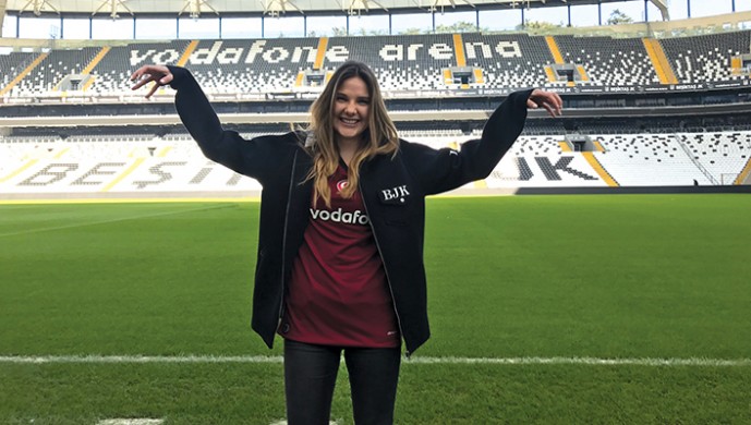 Beşiktaş'ın yeni sezon forma tanıtımı için kamera karşısına geçen Alina Boz Beşiktaş aşkını bakın nasıl anlatmıştı