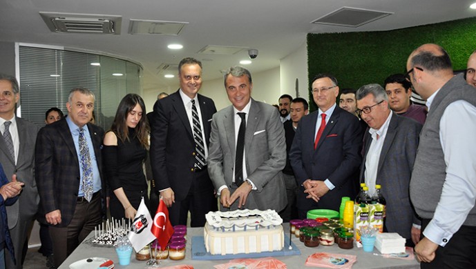 Vodafone Arena'ya pastalı kutlama