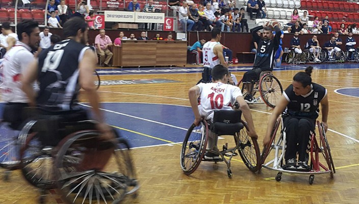 İzmir Bş. Bld.:59 Beşiktaş RMK Marine:76!