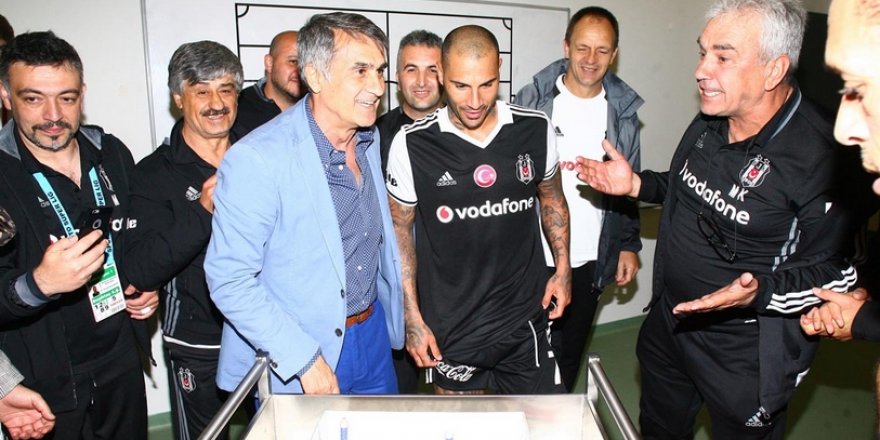 Soyunma odasında 100. maç kutlaması