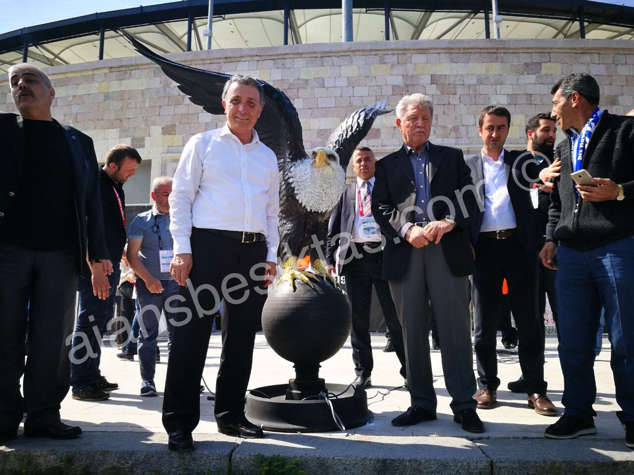 Vodafone Arena'ya Kartal heykeli!