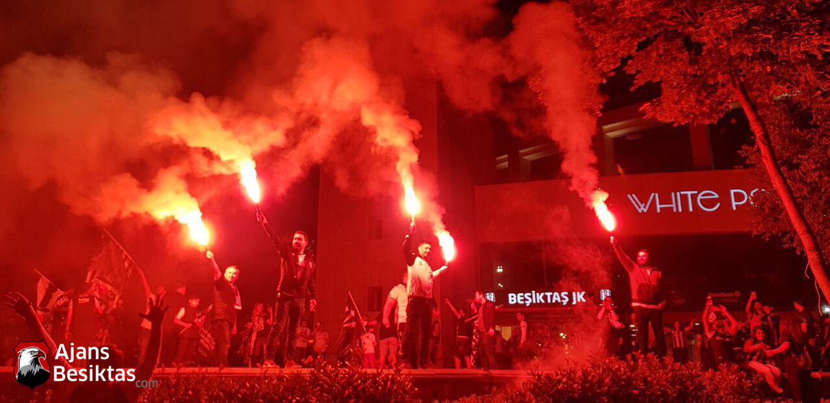 Beşiktaş taraftarı şampiyonluğu kutluyor!