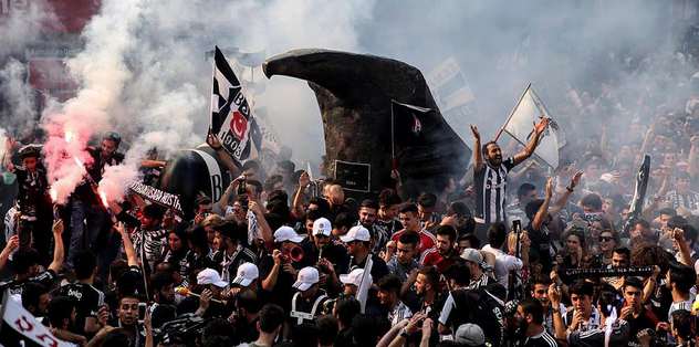 Beşiktaş taraftarı renkli tabela istemiyor!