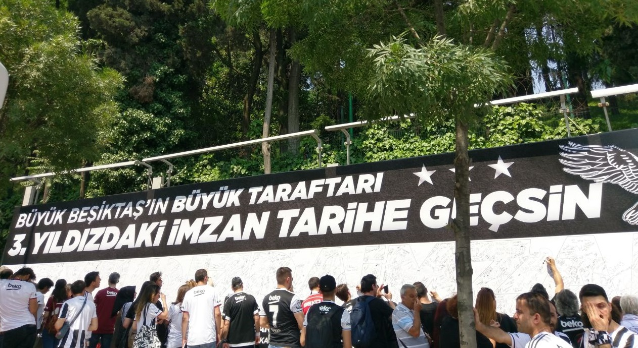 Dolmabahçe'de taraftara imza duvarı