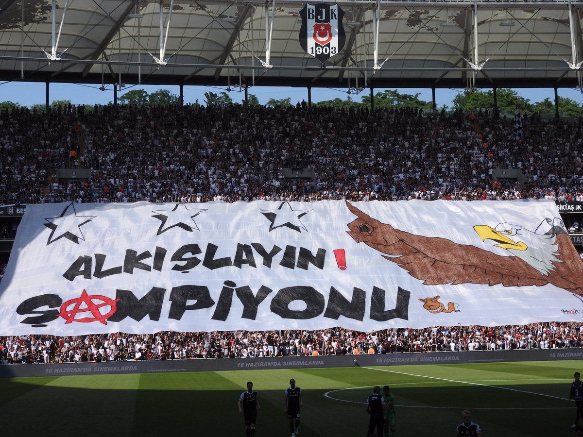 Beşiktaş taraftarından pankart! "Alkışlayın şampiyonu"