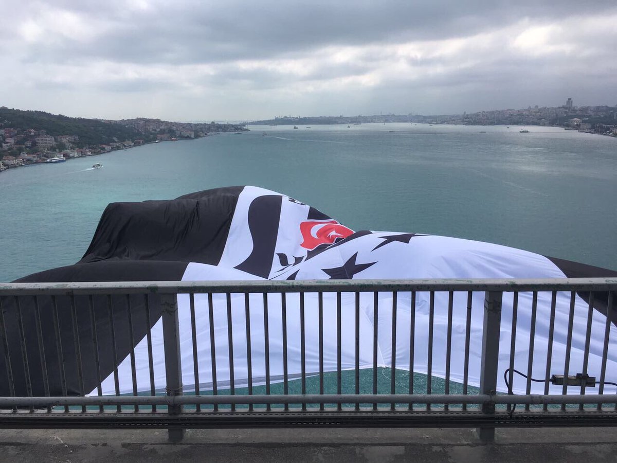 Şampiyon Beşiktaş'ın bayrağı köprülere asıldı!