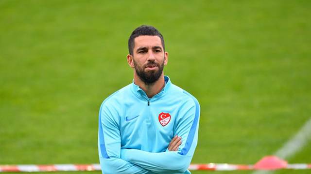 Arda konuşunca basın toplantısını terkettiler!
