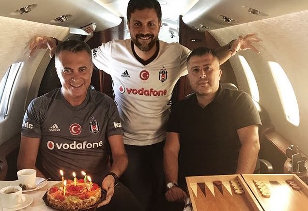 Uçakta sürpriz doğum günü