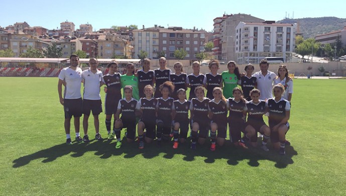 Yıldız Kız Futbol Takımı'ndan büyük başarı!