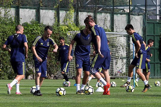 Fenerbahçe'de Skrtel, idmanın ilk bölümünde takımla çalıştı
