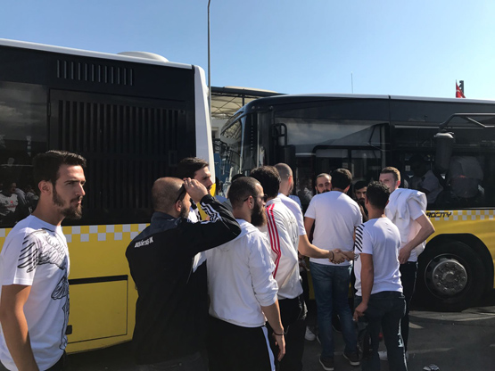 Beşiktaş otobüsleri Kadıköy yolunda!