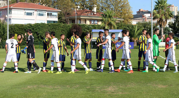 Fenerbahçe-Beşiktaş maçında bayrak krizi!