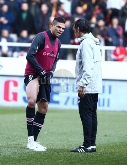 Pepe ısınırken sakatladı. İşte o anlar! - Görsel 1