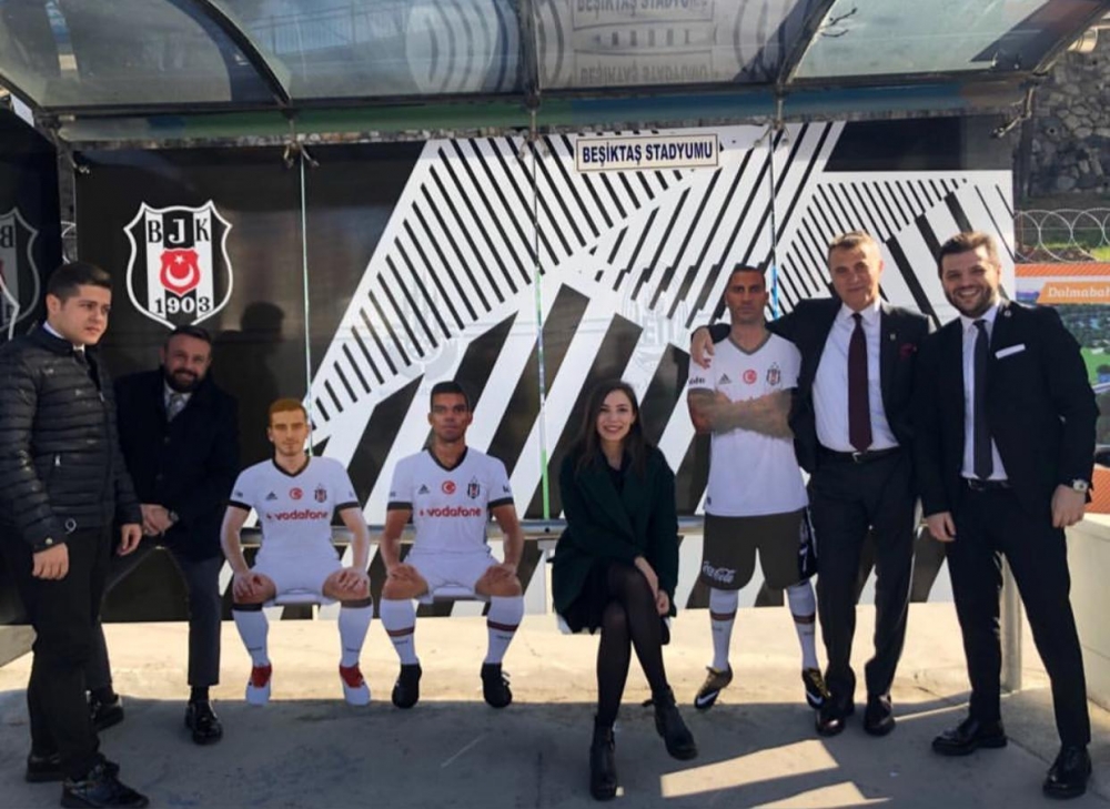 Fikret Orman, Beşiktaşlı futbolcuların maketlerinin bulunduğu otobüs durağında - Görsel 3