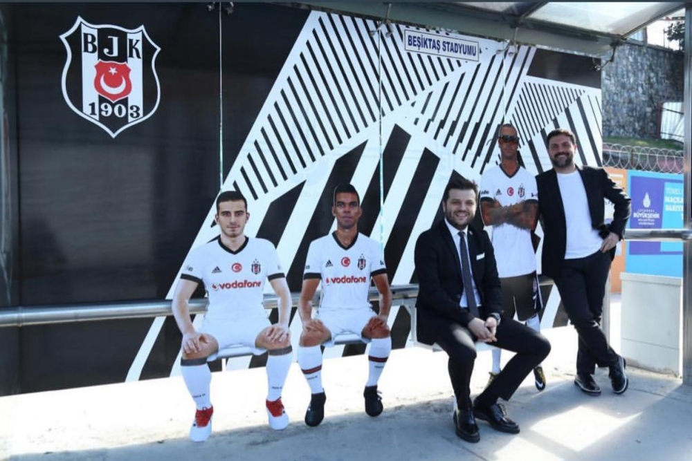 Fikret Orman, Beşiktaşlı futbolcuların maketlerinin bulunduğu otobüs durağında - Görsel 5