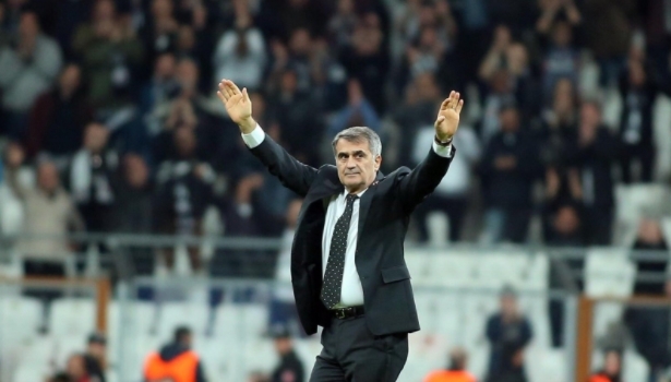 Şenol Güneş maç sonu Beşiktaş taraftarını selamladı - Görsel 1