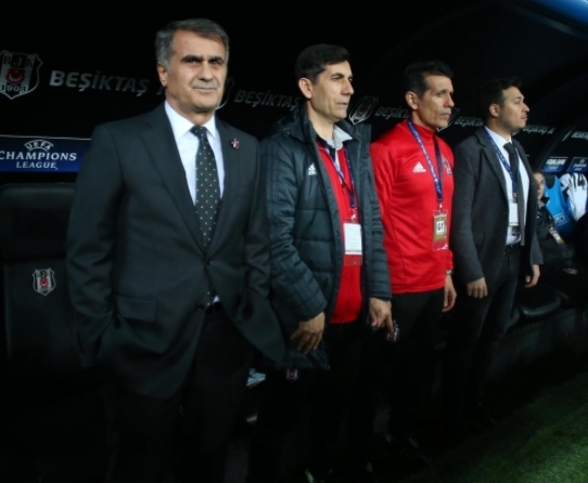 Şenol Güneş maç sonu Beşiktaş taraftarını selamladı - Görsel 2