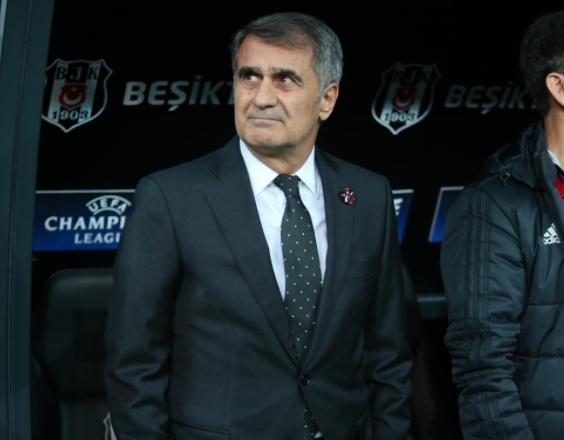 Şenol Güneş maç sonu Beşiktaş taraftarını selamladı - Görsel 3