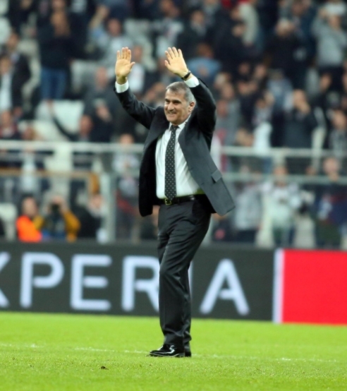 Şenol Güneş maç sonu Beşiktaş taraftarını selamladı - Görsel 4
