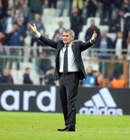 Şenol Güneş maç sonu Beşiktaş taraftarını selamladı - Görsel 5