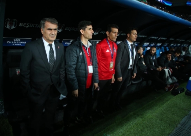 Şenol Güneş maç sonu Beşiktaş taraftarını selamladı - Görsel 6
