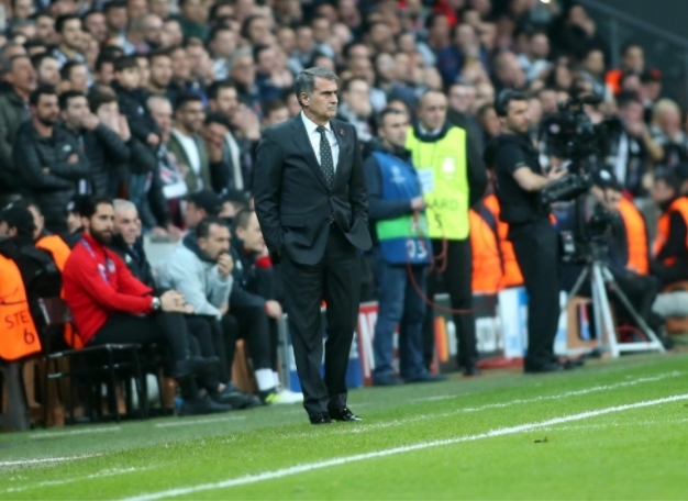 Şenol Güneş maç sonu Beşiktaş taraftarını selamladı - Görsel 7