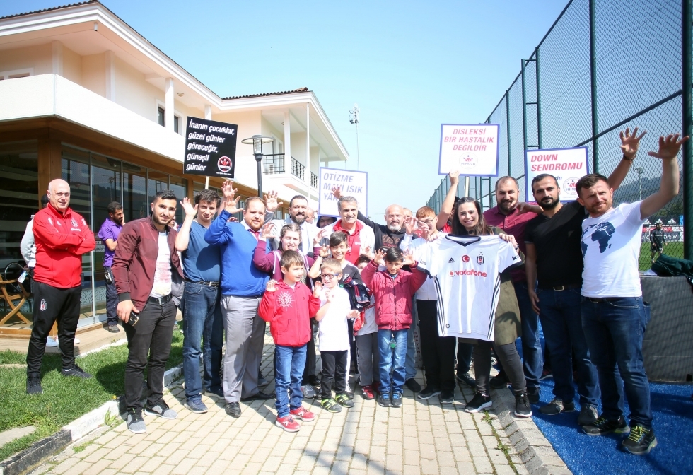 Beşiktaş antrenmanına özel konuklardan ziyaret - Görsel 1