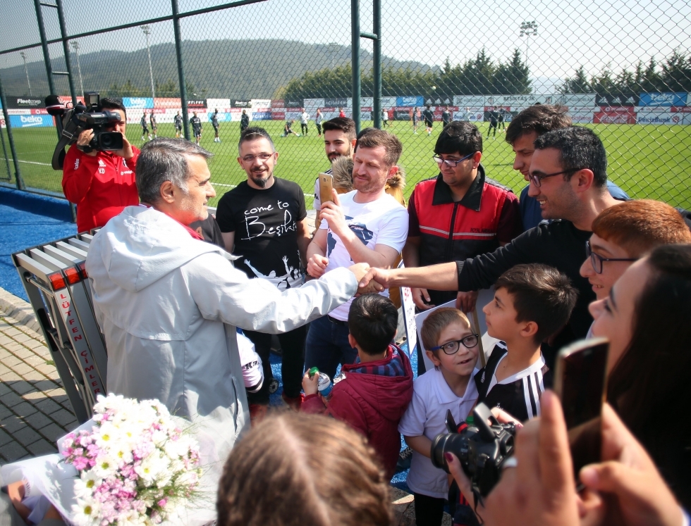 Beşiktaş antrenmanına özel konuklardan ziyaret - Görsel 2