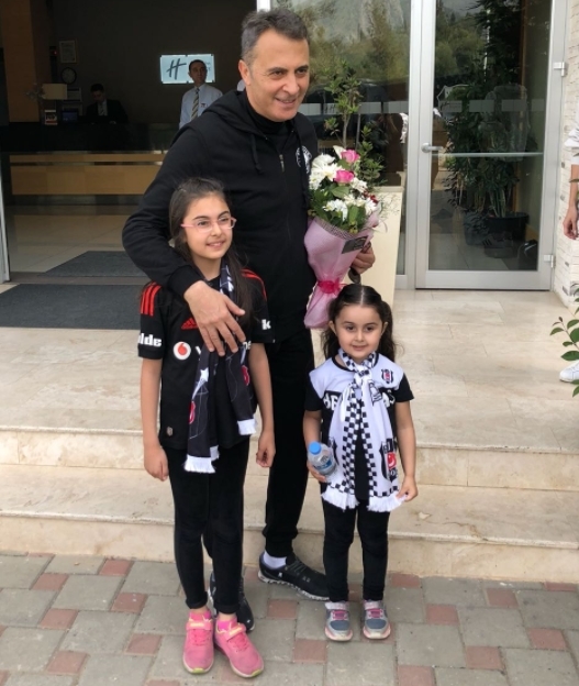 Siyah beyazlı taraftarlardan Fikret Orman'a büyük ilgi - Görsel 1