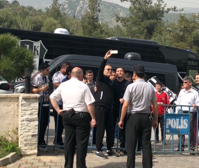 Siyah beyazlı taraftarlardan Fikret Orman'a büyük ilgi - Görsel 3