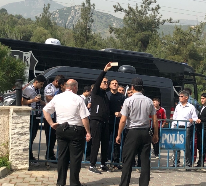 Siyah beyazlı taraftarlardan Fikret Orman'a büyük ilgi - Görsel 4