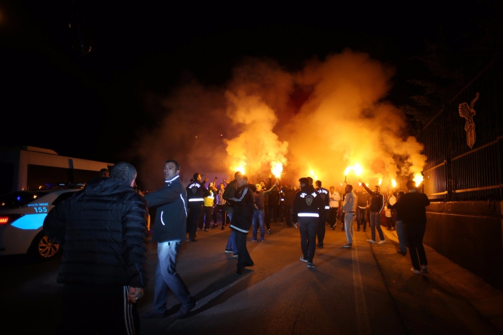 Taraftarlar siyah beyazlıları Nevzat Demir Tesisleri'nde karşıladı - Görsel 1