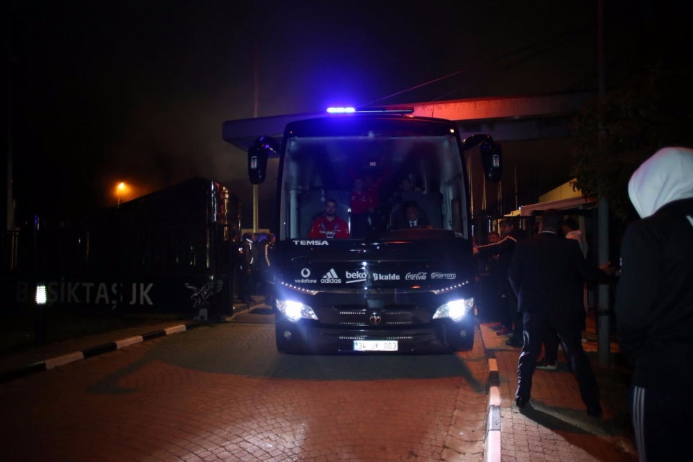 Taraftarlar siyah beyazlıları Nevzat Demir Tesisleri'nde karşıladı - Görsel 3