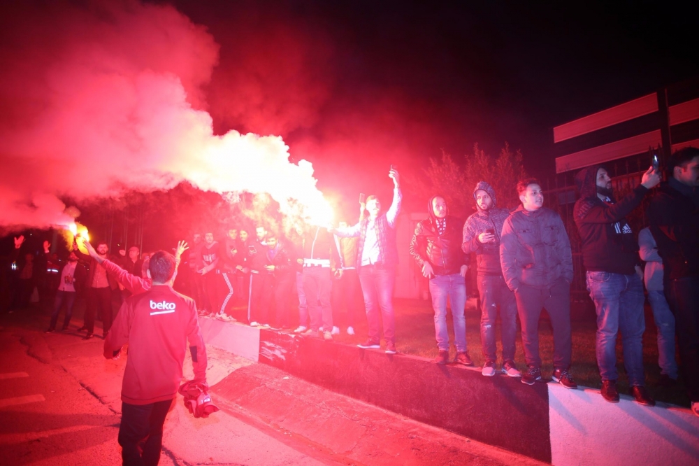 Taraftarlar siyah beyazlıları Nevzat Demir Tesisleri'nde karşıladı - Görsel 5