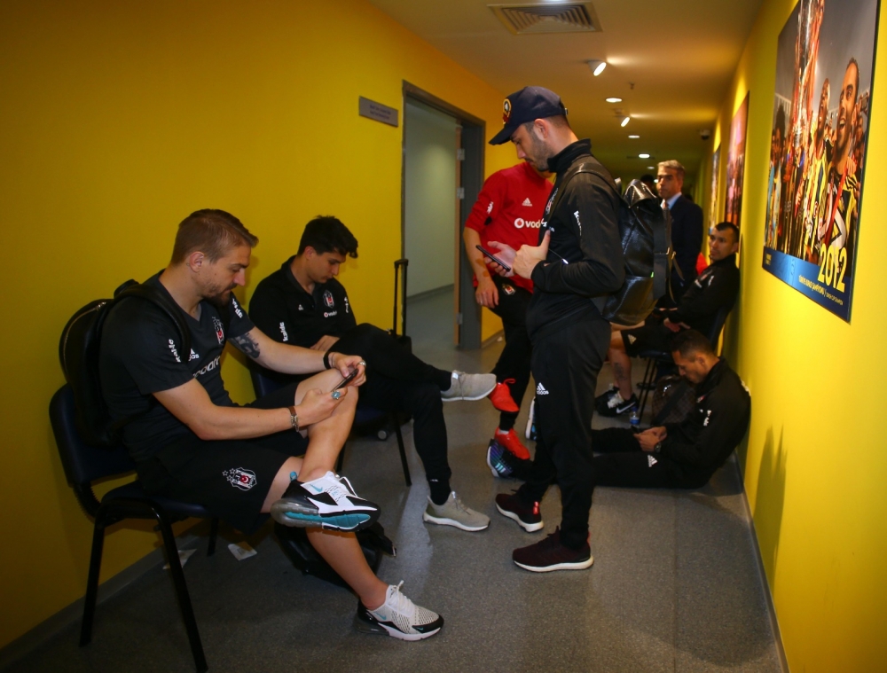 Siyah - beyazlı oyuncular, soyunma odasında bir süre beklemek zorunda kaldı. İşte o anlar! - Görsel 2