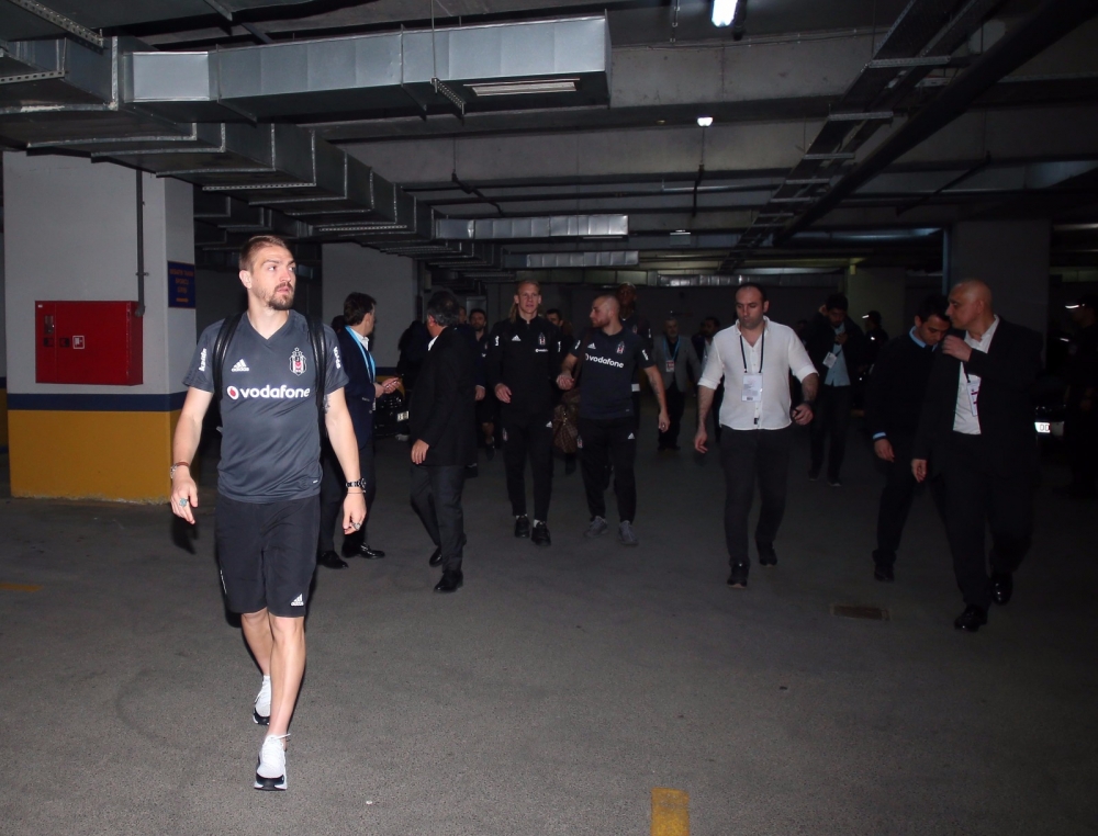 Siyah - beyazlı oyuncular, soyunma odasında bir süre beklemek zorunda kaldı. İşte o anlar! - Görsel 3