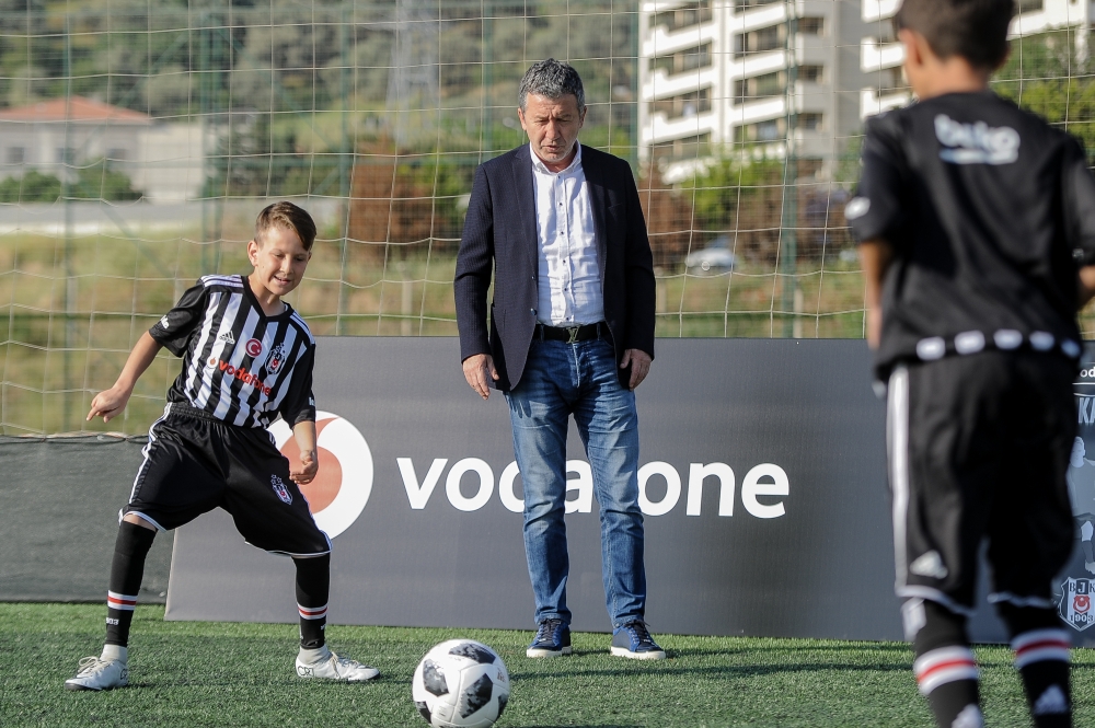 Beşiktaş efsanesi Fikret Demirer, Vodafone Geleceğin KaraKartalı projesinde İzmirli çocuklarla buluştu - Görsel 1