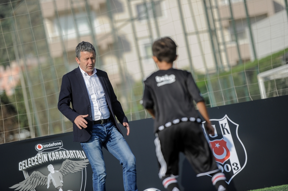 Beşiktaş efsanesi Fikret Demirer, Vodafone Geleceğin KaraKartalı projesinde İzmirli çocuklarla buluştu - Görsel 5