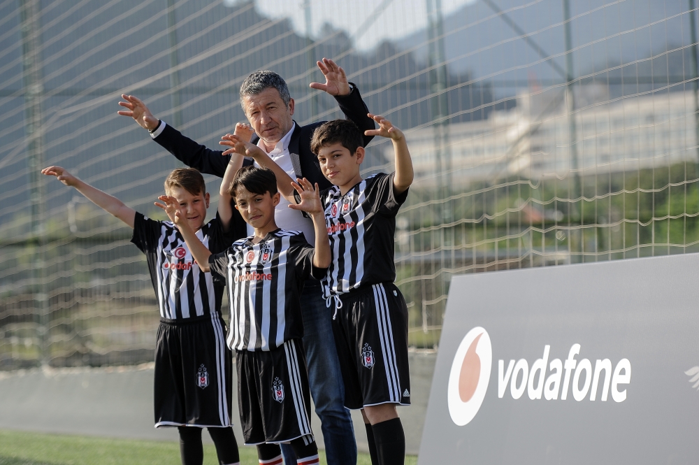 Beşiktaş efsanesi Fikret Demirer, Vodafone Geleceğin KaraKartalı projesinde İzmirli çocuklarla buluştu - Görsel 8