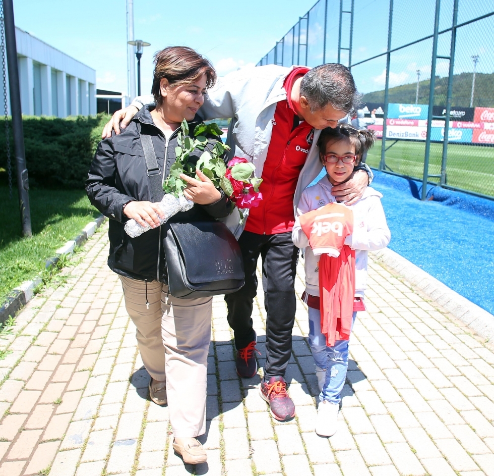 Şehit Uzman Çavuş Engin Üstün’ün kızı ve eşinden Beşiktaş Futbol Takımına ziyaret - Görsel 10