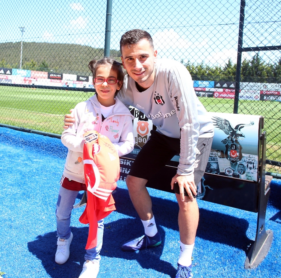 Şehit Uzman Çavuş Engin Üstün’ün kızı ve eşinden Beşiktaş Futbol Takımına ziyaret - Görsel 17