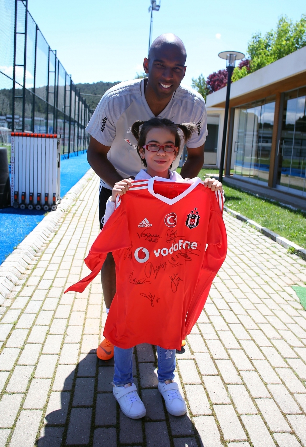 Şehit Uzman Çavuş Engin Üstün’ün kızı ve eşinden Beşiktaş Futbol Takımına ziyaret - Görsel 18