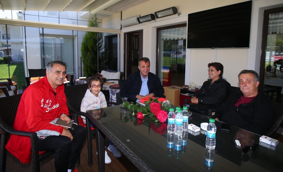Şehit Uzman Çavuş Engin Üstün’ün kızı ve eşinden Beşiktaş Futbol Takımına ziyaret - Görsel 2