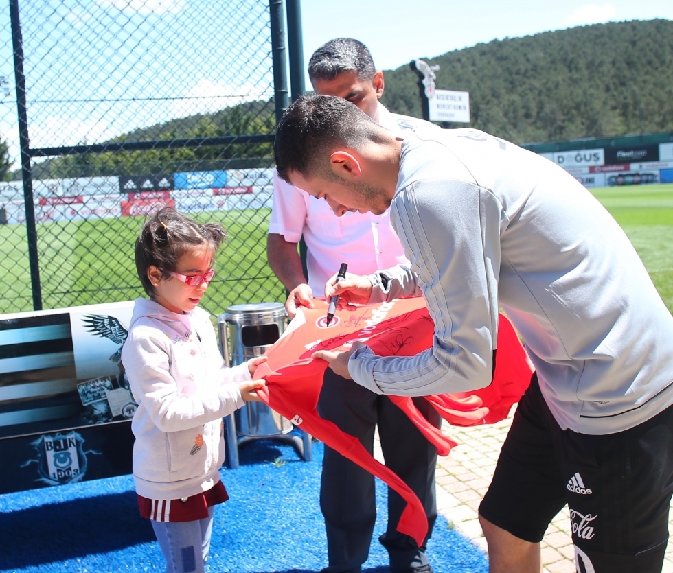 Şehit Uzman Çavuş Engin Üstün’ün kızı ve eşinden Beşiktaş Futbol Takımına ziyaret - Görsel 6